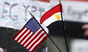 Bandeiras do Egito e dos EUA levadas em passeata de suporte à deposição de Mubarak em Seattle, 2011.